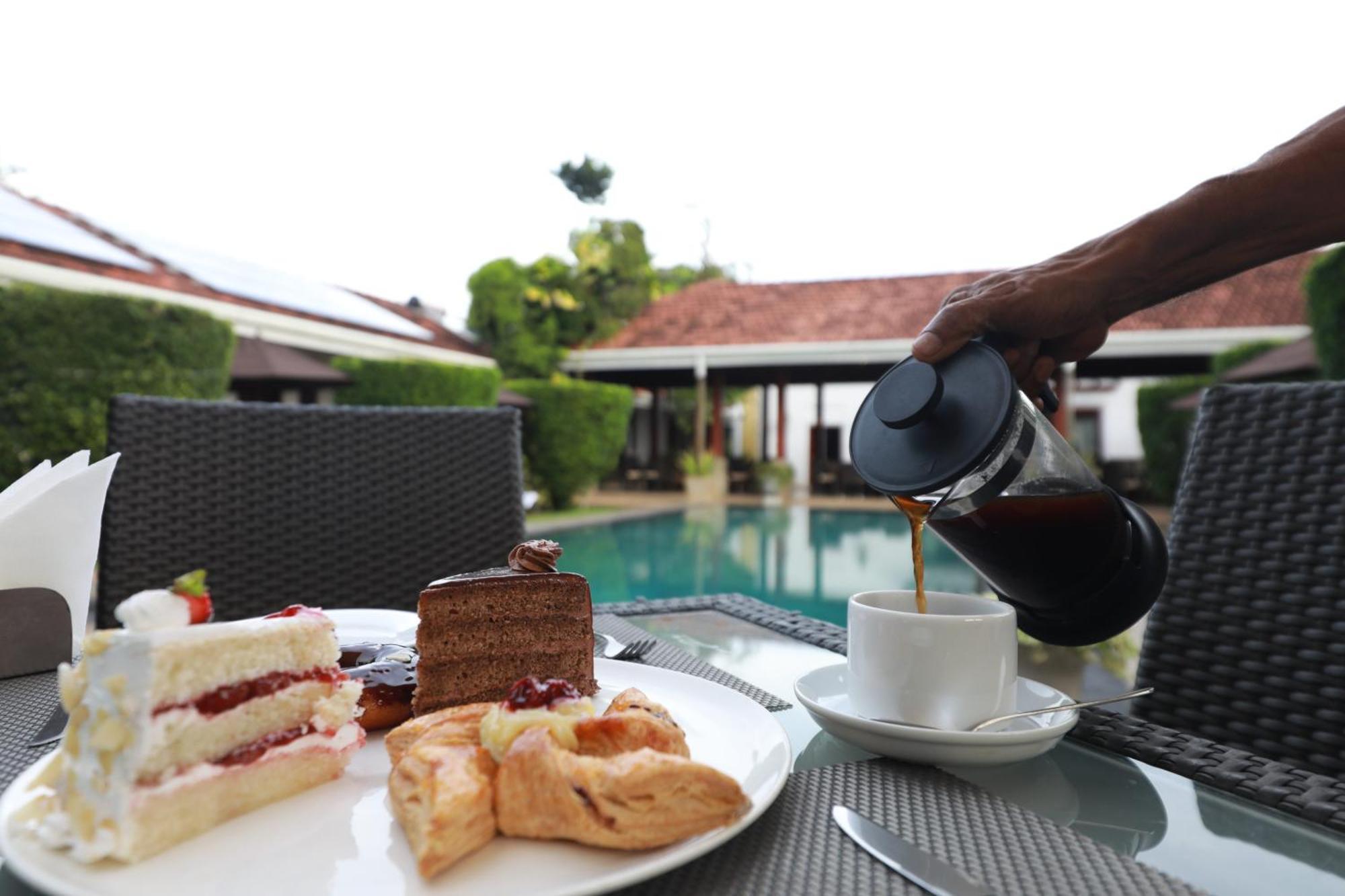 Swanee Grand Hotel Negombo Exterior photo